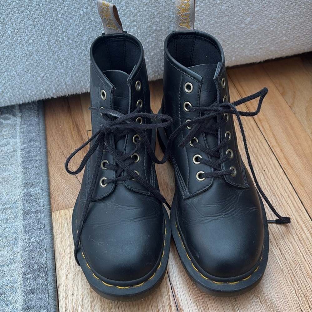 DR. MARTENS 101 VEGAN 6 HOLE BOOT BLACK SIZE 6 MENS 7 WOMENS
